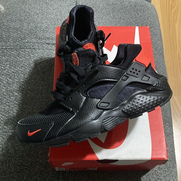 Brand new sz 6y Nike huaraches black and habenero red. Asking $90 obo - Picture 4 of 5